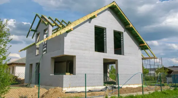 Dom w budowie, ściany z bloczków, konstrukcja dachu. Czas budowy domu zależy od wielu czynników.