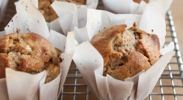 Domowe muffiny w papierowych papilotkach, które łatwo zrobić z papieru do pieczenia. Pyszne i pachnące wypieki.