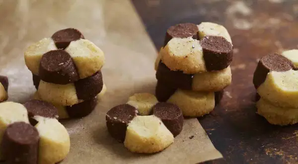 Schackrutiga kakor, perfekta för fikat. Ett enkelt recept på schackrutor som alla älskar.