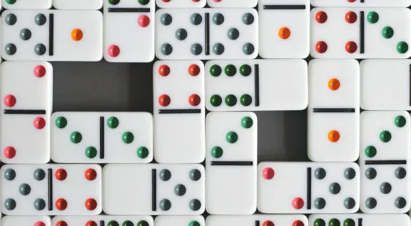 Klocki domino z kolorowymi kropkami, gotowe do gry. Poznaj zasady gry w domino i zacznij zabawę!