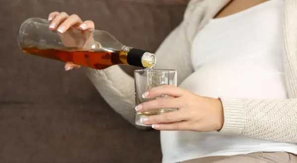Alkohol w ciąży: Czy jest bezpieczna dawka? Poznaj fakty!