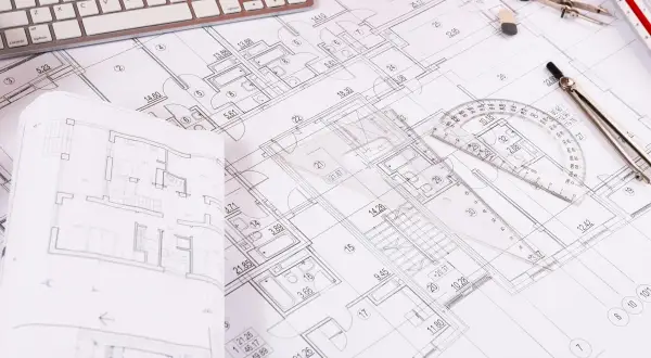 Rzut pokoju z widocznym planem architektonicznym, klawiaturą, cyrklem i linijką.