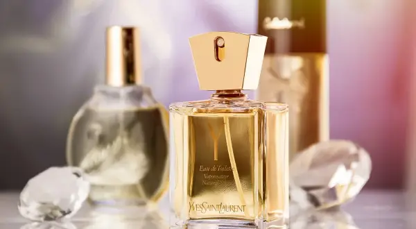 Eleganckie butelki perfum Yves Saint Laurent. Zastanawiasz się, gdzie wyrzucić butelkę po perfumach? Szkło i plastik zazwyczaj do pojemników na odpady zmieszane lub do segregacji, jeśli są dostępne odpowiednie frakcje.