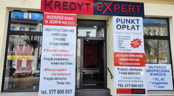 Elegancka fasada biura Kredyt Expert z informacjami o kredytach i opłatach.