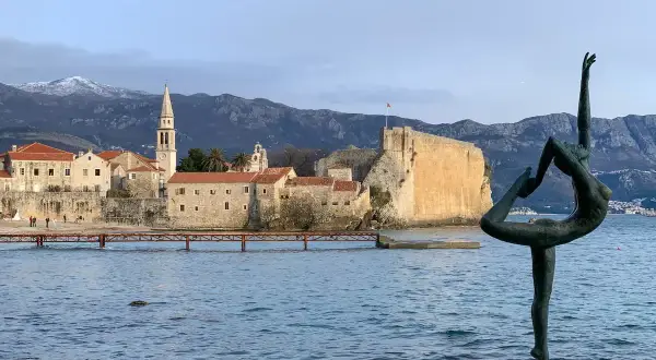 Posąg tancerki na tle Starego Miasta w Budvie. Idealne miejsce na weekendowy wypad do Czarnogóry.