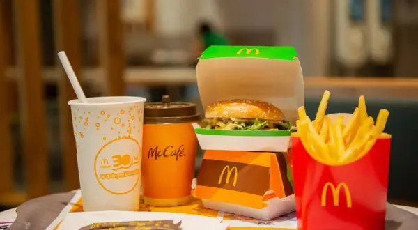 Zestaw z McDonald's: burger, frytki i napój. Zastanawiasz się, ile kalorii ma frytki z maka?