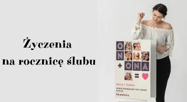 Kobieta z radością prezentuje kartkę z życzeniami na 6 rocznicę ślubu, ozdobioną zdjęciami pary i napisem "On + Ona = Miłość".