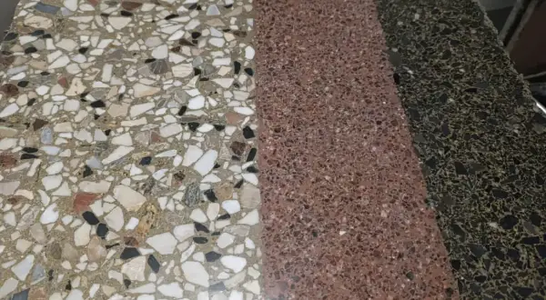 Trzy rodzaje lastryko: jasne z kamyczkami, czerwone i ciemne. Idealne do uzupełnienia ubytków w lastryko.