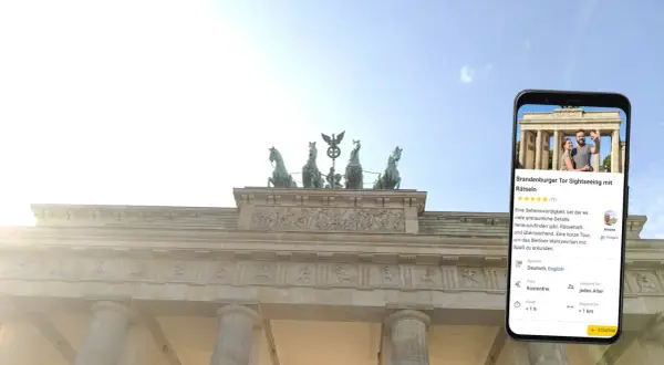 Brandenburger Tor mit Smartphone-App für eine spannende walking tour. Entdecke Rätsel und Details des Wahrzeichens.