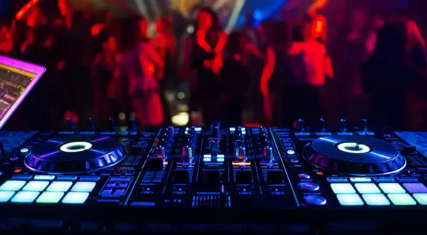 Na czym gra DJ? Przewodnik po sprzęcie: od kontrolera do klubu!