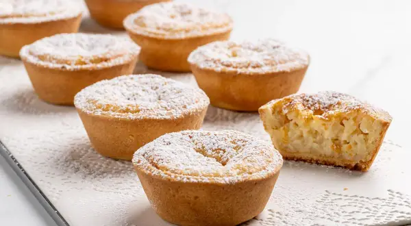 Dolcetti monoporzione con ripieno cremoso, spolverati di zucchero a velo. Perfetti per chi cerca ricette dolci semplici e veloci.