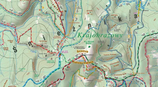 Krajobrazowy masyw Śnieżnika z zaznaczonymi szlakami turystycznymi, punktami widokowymi i schroniskami.