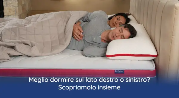 Coppia dorme abbracciata su un materasso. Meglio dormire sul lato destro o sinistro? Scopriamolo insieme.