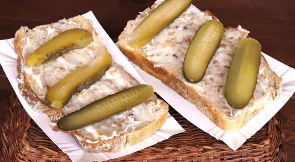 Chleb ze smalcem i ogórkiem kiszonym, jak u babci. Pyszny domowy smalec przepis babci.