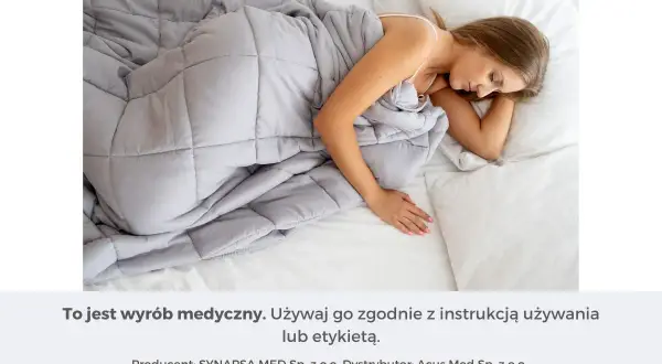 Kobieta śpi pod szarą kołdrą obciążeniową. Choć zazwyczaj przynosi ulgę, warto znać potencjalne skutki uboczne.