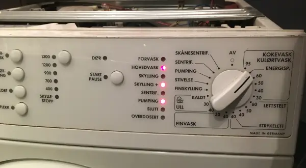 Panel sterowania pralki AEG Lavamat. Widoczne programy prania, pokrętło wyboru temperatury i obrotów. Instrukcja obsługi po polsku jest potrzebna do zrozumienia funkcji.