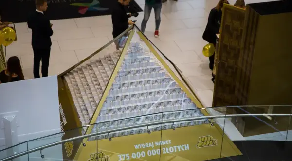 Piramida z banknotów symbolizuje potencjalną eurojackpot wygraną w Polsce. 375 milionów złotych czeka!