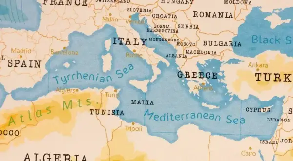 Mapa Europy i Afryki Północnej. Gdzie leży Albania? Między Włochami a Grecją, nad Morzem Śródziemnym.