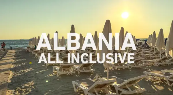 Albania - wczasy samolotem all inclusive. Słoneczna plaża z leżakami i parasolami, idealna na relaks.