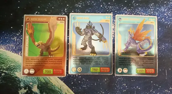 Karty Invizimals: Smok Skalny (700/950), Neko-Suke (750/900), Smok Gwiezdny (950/800).