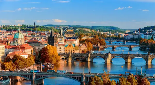 Praga jesienią, z wieloma mostami na Wełtawie. Ciekawe ciekawostki o Czechach czekają na odkrycie w tym pięknym mieście.