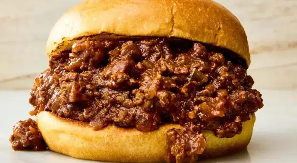 En saftig sloppy joe med köttfärs och en hemlagad sås, perfekt för ett snabbt och gott sloppy joe recept.