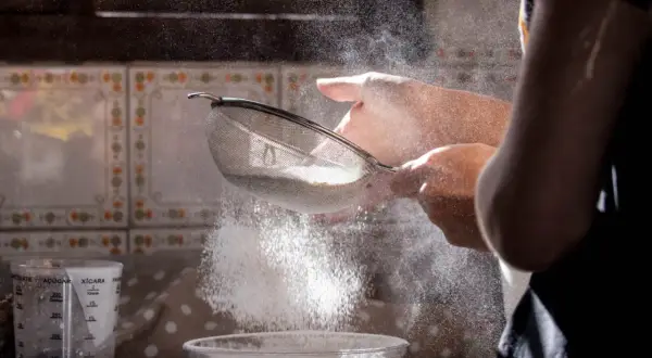 Brak sitka? Przesiej mąkę! 5 trików na puszyste ciasto