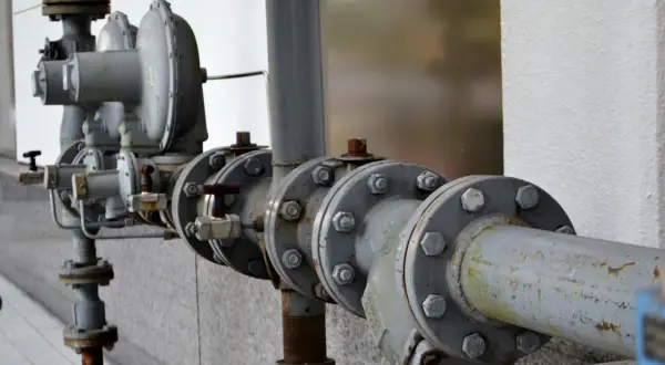 Uszkodzony zawór różnicowy objawy: rdza, wycieki i luźne połączenia na instalacji gazowej.