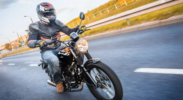 Czy motorowerem można jeździć bez prawa jazdy? Sprawdź, kto może!
