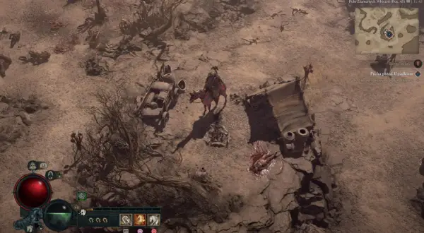 Wojownik na rumaku przemierza pustynię w zgodzie z tradycjami Diablo 4, wśród szczątków i zniszczenia.
