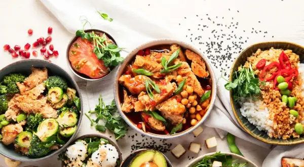 Leckere Fitness Rezepte für Muskelaufbau: Bunte Bowls mit Hähnchen, Tofu, Gemüse und Reis. Gesund und sättigend!