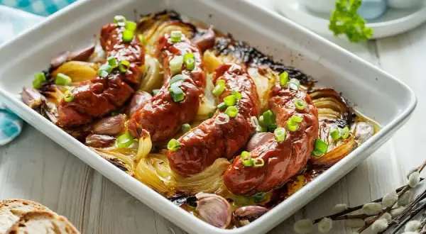 Prosta i smaczna kiełbasa z piekarnika z cebulą na szybki obiad