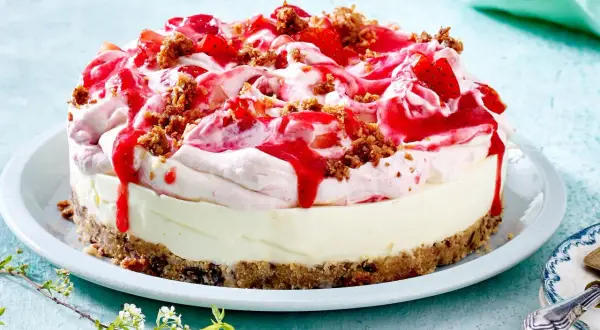 Eine cremige Erdbeer Kokos Torte mit frischen Erdbeeren, Sirup und knusprigen Streuseln.