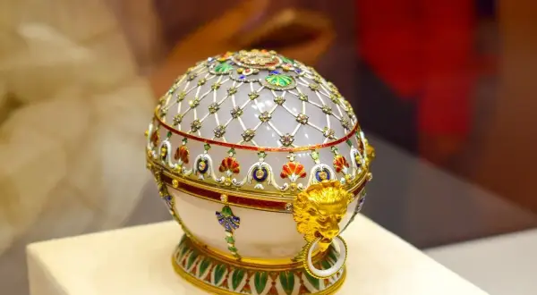 Un prezioso uovo Fabergé, decorato con smalti e gemme, con un leone dorato. Quante sono le meraviglie che nasconde?