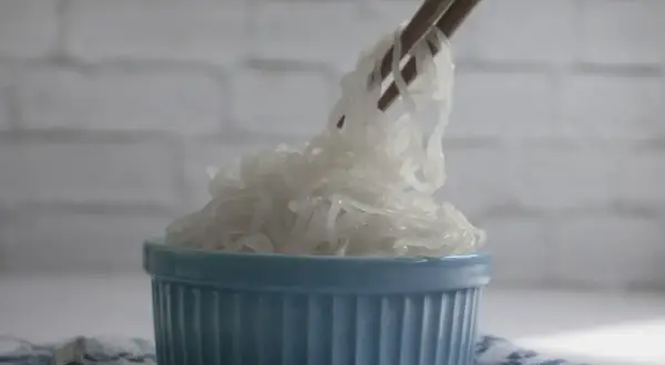 Czy makaron konjac jest zdrowy? Korzyści, wady i jak go jeść