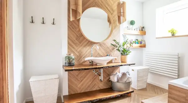 Rustikales Badezimmer mit Waschbecken auf Baumscheiben-Konsole. Die Wandverkleidung aus Holz und die Lampen sind tolle Ideen für Holz.