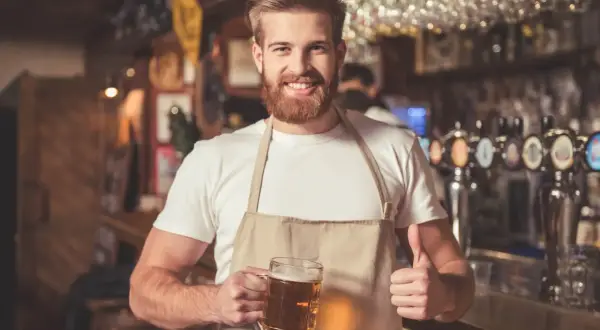 Barman co robi? Odkryj tajniki pracy barmana i jego obowiązki