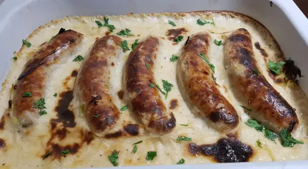 Pyszna kiełbasa w sosie śmietanowym – proste przepisy na każdą okazję