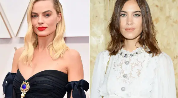 Margot Robbie z blond włosami i przedziałkiem z boku, Alexa Chung w białej koronkowej bluzce.