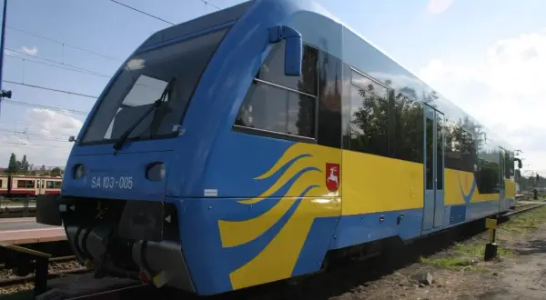 Niebiesko-żółty szynobus SA 103-005 czeka na pasażerów. Sprawdź szynobus Parczew Lublin godziny odjazdu i ruszaj w podróż!