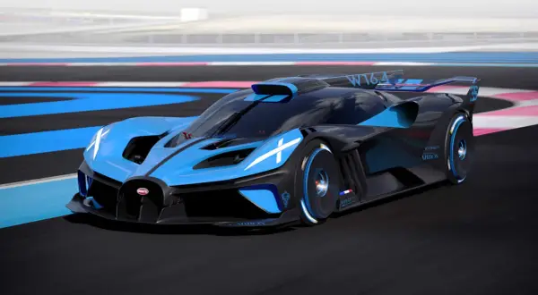Niebiesko-czarny Bugatti Bolide z białymi akcentami pędzi po torze wyścigowym.