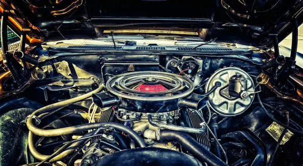Vue détaillée du moteur d'une voiture ancienne. Pour savoir comment comment savoir la motorisation de sa voiture, regardez les inscriptions sur le filtre à air.