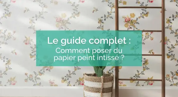 Le guide complet : comment poser du papier peint intissé ? Un décor floral et une échelle en bois pour une ambiance chaleureuse.