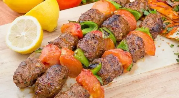 Ile kcal ma duży kebab? Zaskakujące fakty o kaloryczności