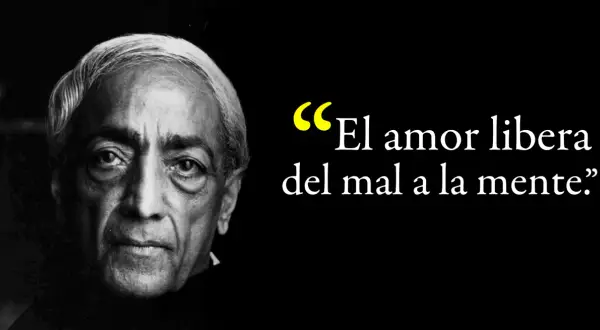 Primer plano de Jiddu Krishnamurti, con la frase "El amor libera del mal a la mente". Krishnamurti frases inspiradoras.