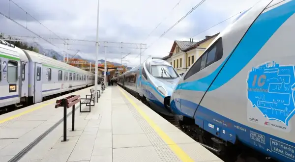 Pendolino na stacji, widoczne oznaczenie w rozkładzie jazdy. Pociągi PKP Intercity gotowe do podróży.