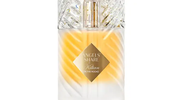 Elegancka butelka perfum Kilian Angels' Share, z wyrazistym, złotym logo i ozdobną nakrętką.
