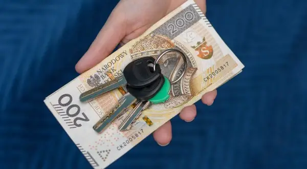Kluczyki do samochodu i 200 zł. Koszt rejestracji samochodu ga może być wysoki.