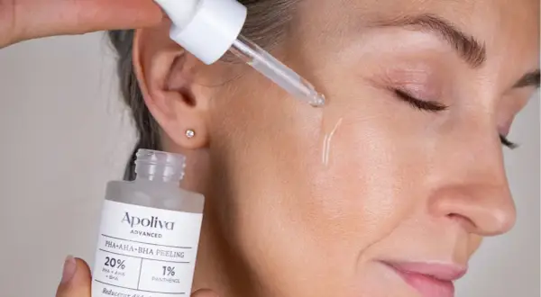 En droppe av Apilivas PHA+AHA+BHA peeling appliceras på huden. Produkten lovar att reducera döda hudceller och ojämnheter.