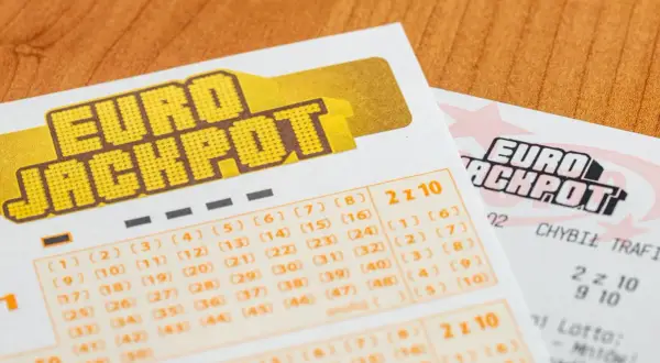 Eurojackpot na stole. Czy to prawda o rzekomym błędzie systemu w Norwegii, który udawał miliony wygranej?